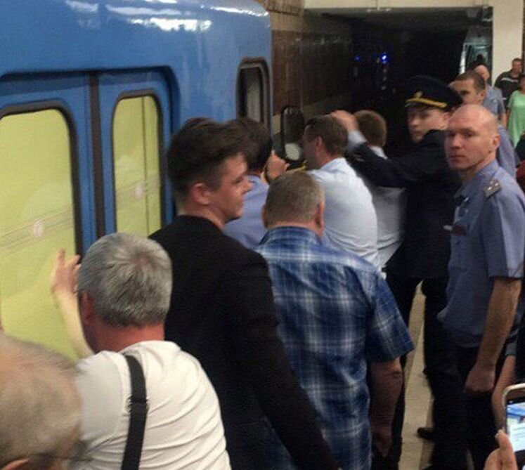 Пассажиры россия отзывы. Пассажиры толкают поезд. Электричка Разбитая в Одинцово. Метро Кошкино.