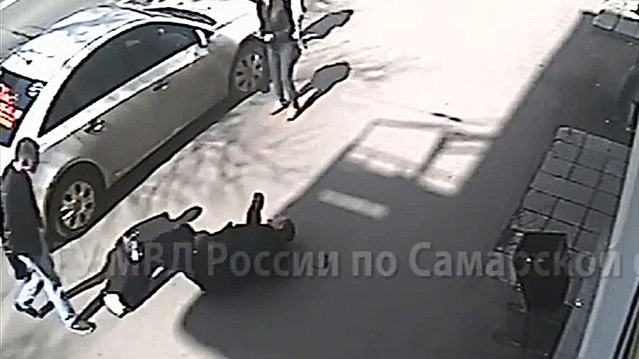 Пешеход избил пешехода. Избиение пешеходов на дороге Бишкека. Инструктор избил водителя Пенза. Избила девушка на пешеходе Серпухов. В Ростове водитель иномарки напал ножом на пешехода
