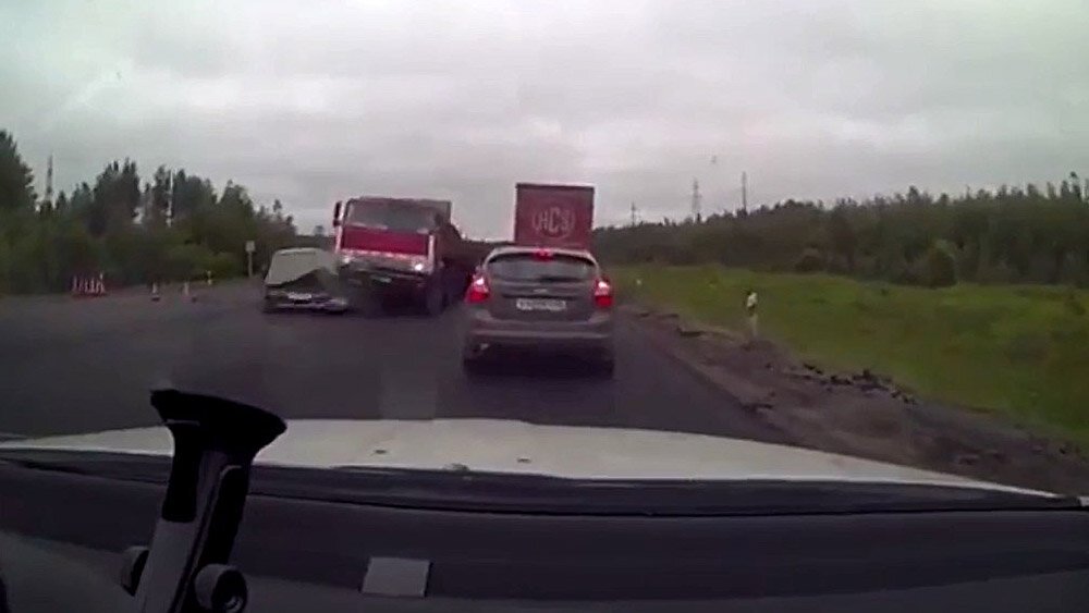 Пермь екатеринбург видео. Кафе на трассе Екатеринбург Пермь. Дорожные войны трасса Екатеринбург-Пермь смотреть видео. Новости Ревды машина поперек дороги.