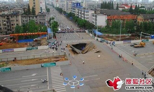 Вот так ямка! (4 фото)