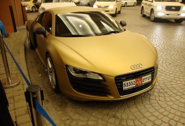 Золотая Audi R8 (4 фото)