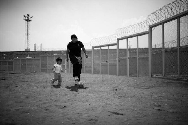 Дети за решеткой (11 фото)