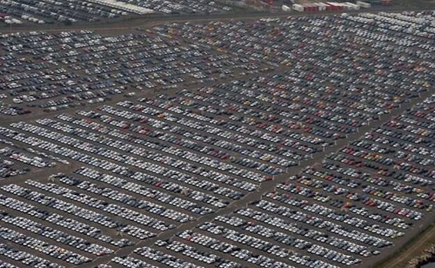 Непроданные авто во всем мире (13 фото)