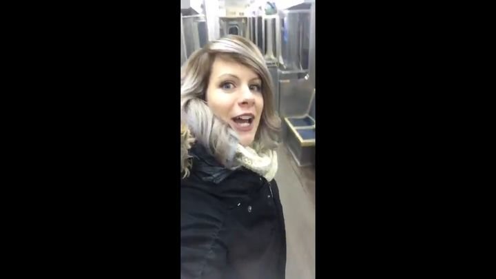 Девушка решила  спеть в вагоне метро, думая, что её никто не слышит