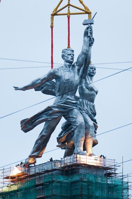 В Москве подняли памятник Рабочему и колхознице (13 фото)