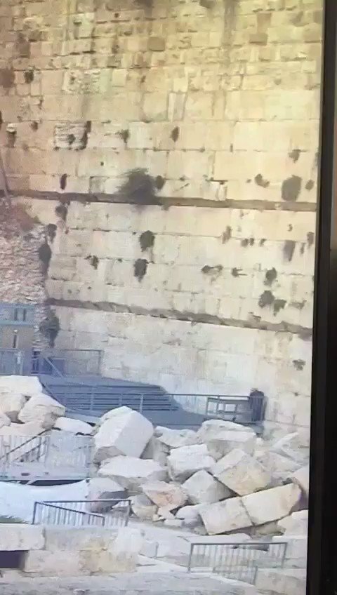 Стокилограммовый камень выпал из Стены Плача в Иерусалиме