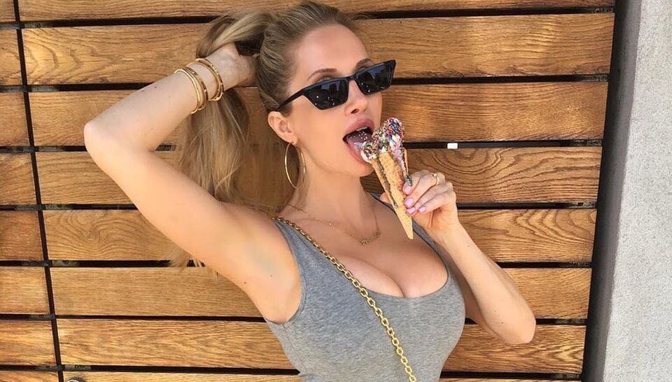 Пропитанная насквозь. Пропитанная насквозь. Пропитанная насквозь. Проткнули вену насквозь. Арматура пробила автомобиль.