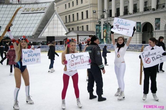 Акция FEMEN "Коровы на льду или Ледовое позорище" (29 фото)
