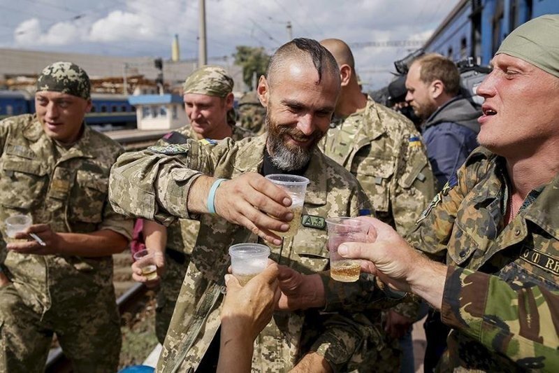 Чиновники Украины «согревают» народ дубинками и размышляют о войне с Россией