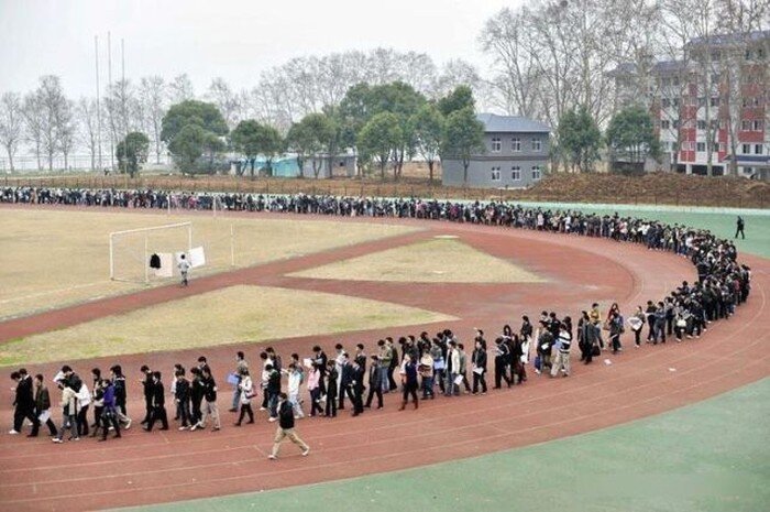 Очередь студентов (5 фото)