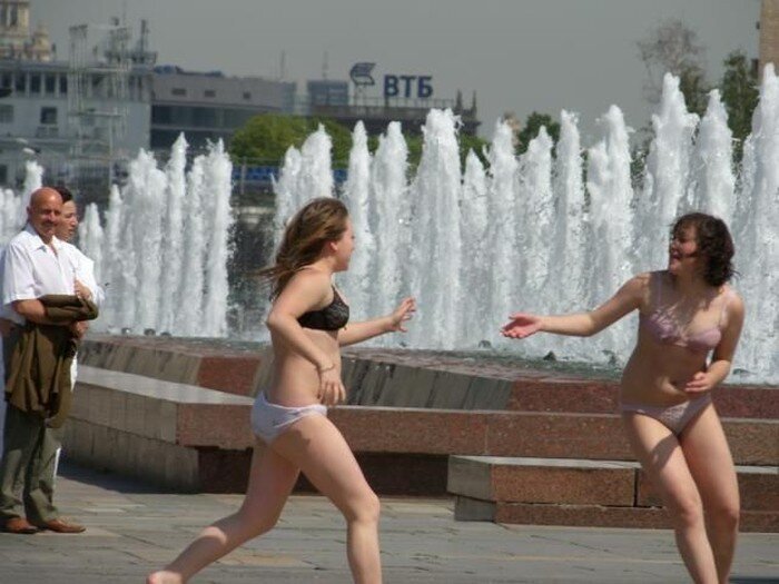 Ну любят они фонтаны (16 фото)