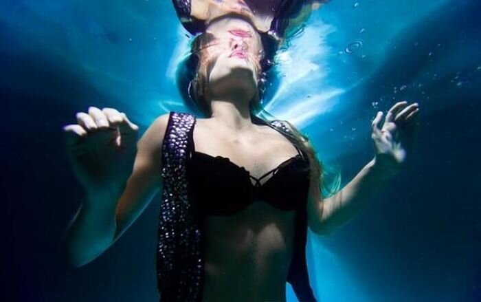 Воздух вода клип. Клип под водой. Музыкальный клип под водой. Клип под водой зарубежный старый.