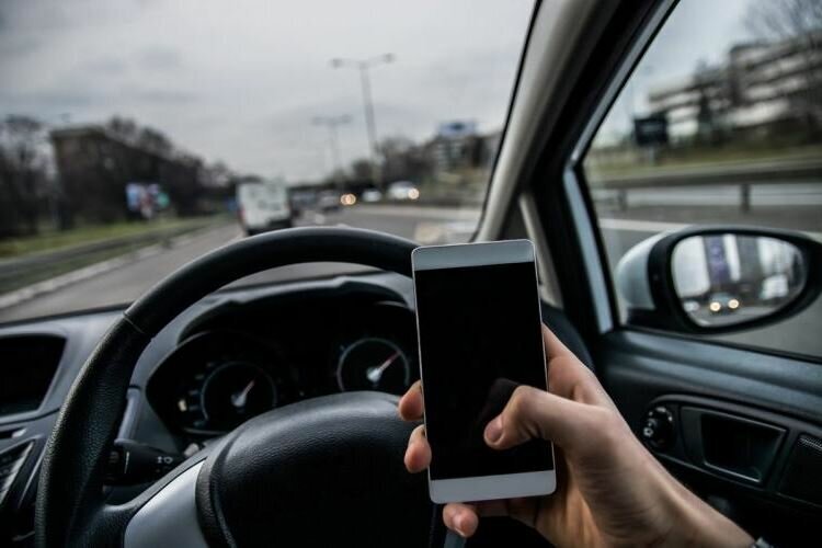 Дорожные камеры будут фиксировать разговоры по телефону за рулем