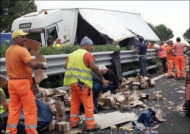 В Италии перевернулся грузовик, перевозивший два миллиона евро (5 фото)