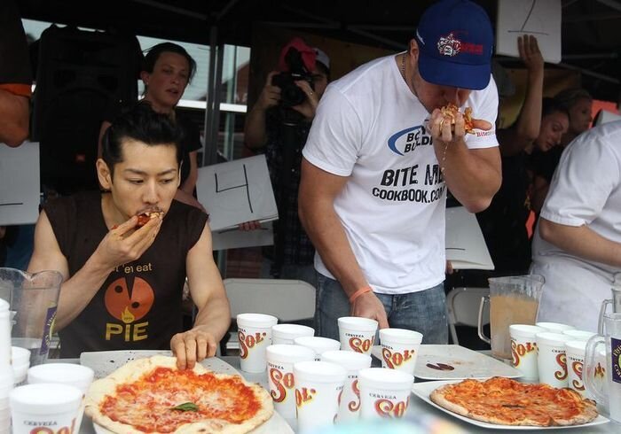  Конкурс на скоростное поедание пиццы (16 фото)