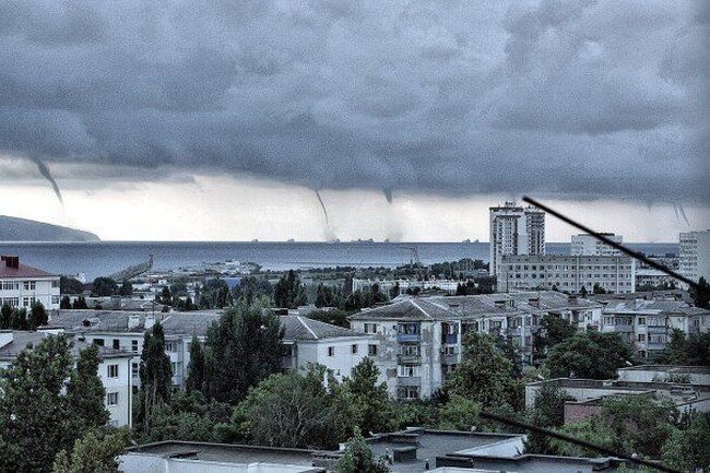 Cмерч в Новороссийске (3 фото)