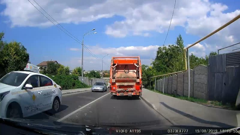 Авария дня: В Севастополе мусоровоз без тормозов снес на своем пути 15 авто