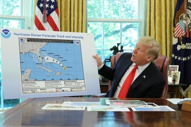 Демократия во всей красе: Трамп поручил метеорологам скорректировать прогноз по урагану