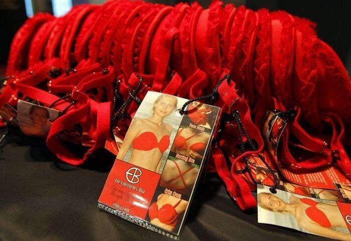 Бюстгальтер- противогаз поступил в продажу (9 фото)