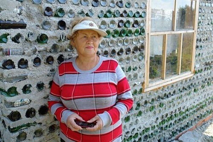 Российский домик из бутылок (7 фото)