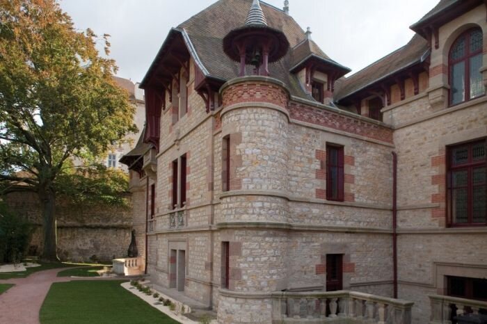Во Франции открыли дом, простоявший запертым 100 лет (10 фото)