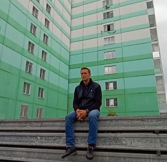 Фото Навального в Инстаграм* вызывают много вопросов – не симулирует ли блогер?