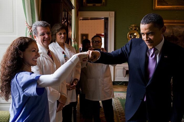 Обама "подает кулак" (10 фото)
