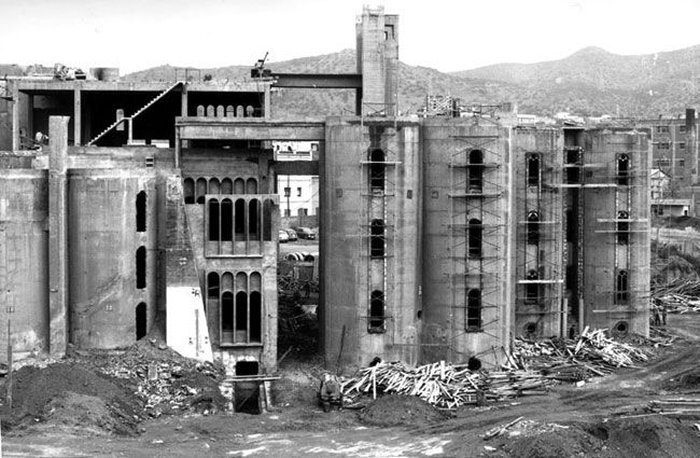 Дом в заброшенном цементном заводе (13 фото)