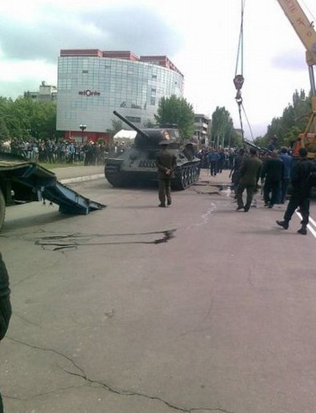 В Киргизии в День победы перевернулся танк (4 фото)