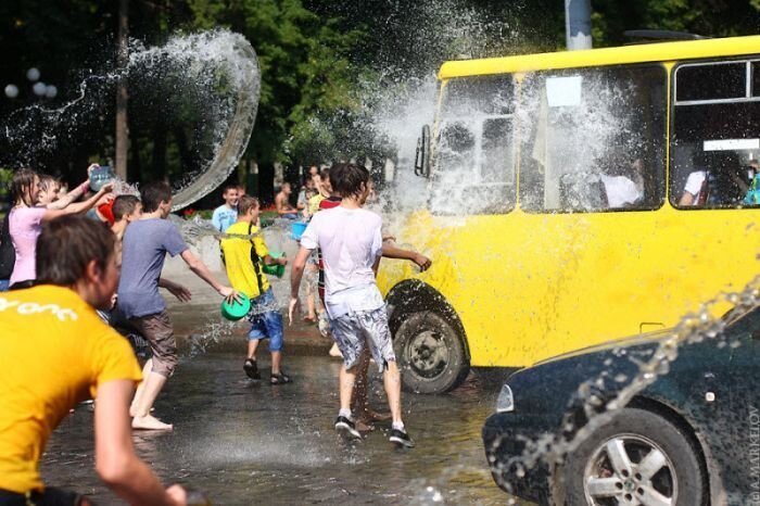 Водная битва в Харькове (37 фото)