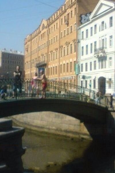 На Сенном мосту мужчина прыгает в канал Грибоедова (2 фото)