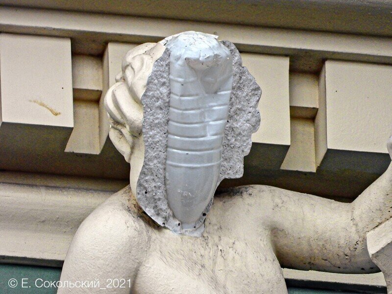 У отреставрированной на доме статуи отвалилось лицо. Внутри оказалась пластиковая бутылка