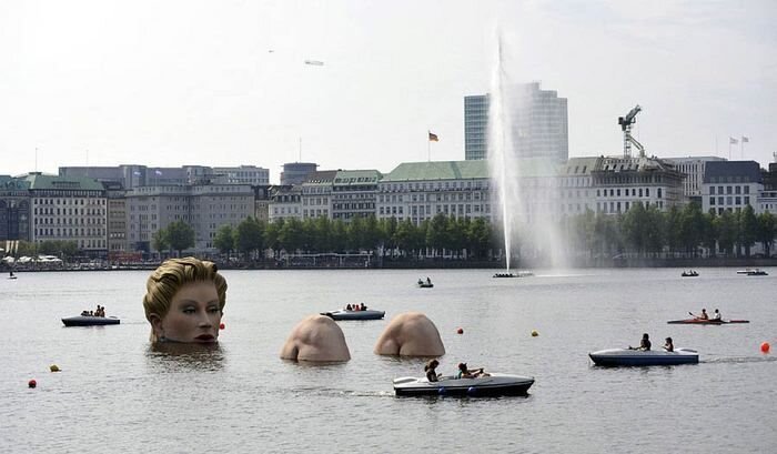 Купающаяся русалка в Гамбурге (11 фото)