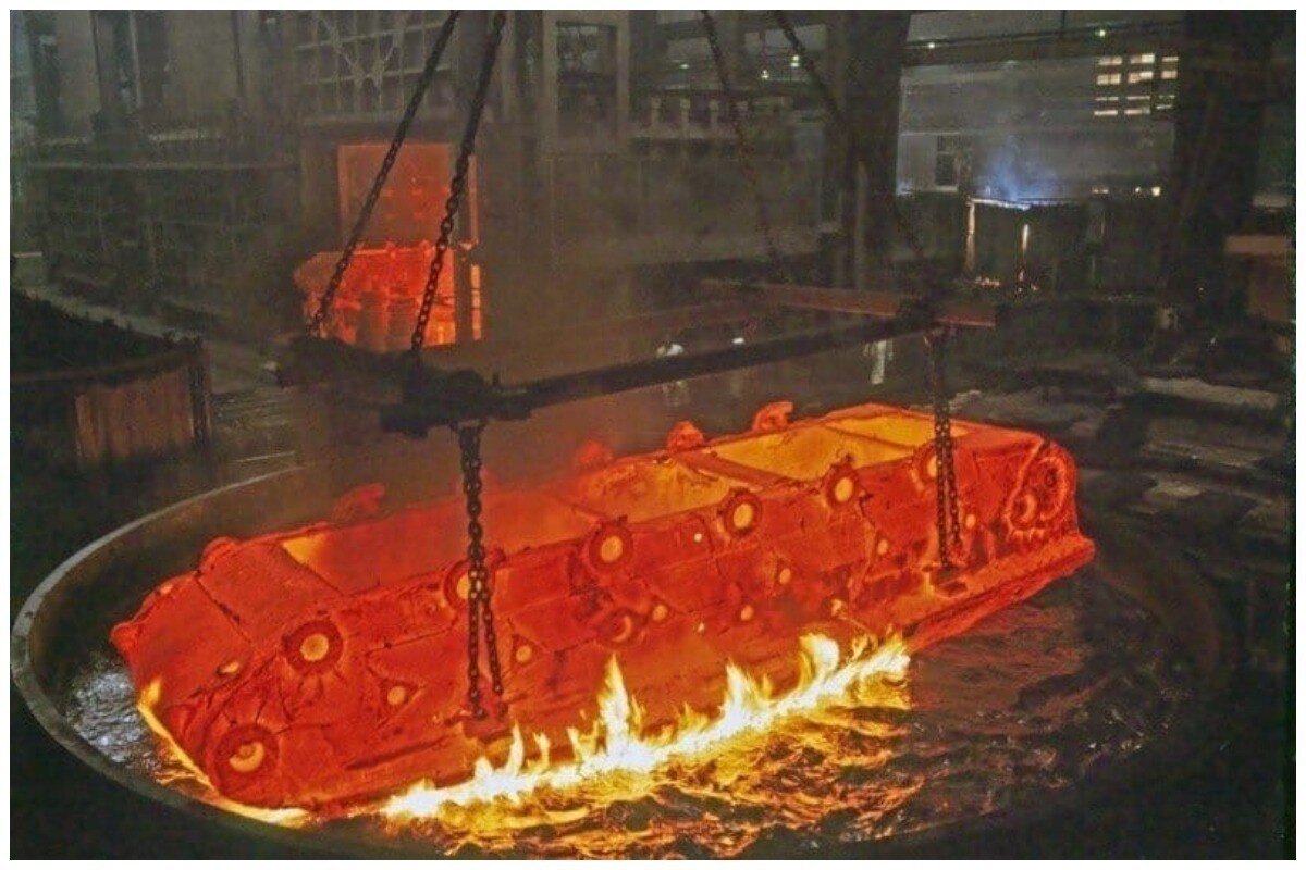 Раскаленное железо с водой. Соляная ванна для термообработки металла м-502. Термическая обработка металлов. Масляные ванны для закалки деталей. Охлаждение металла.