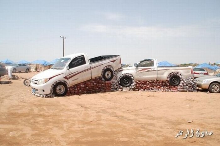 Машины на пьедесталах в Саудовской Аравии (5 фото+видео)