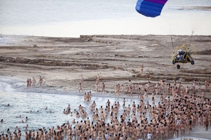 Свобода по Тунику: голая тысяча на Мертвом море (9 фото)