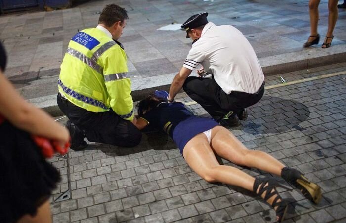 В Британии на выходные по улицам валяется пьяная молодежь (16 фото)
