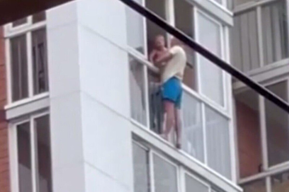 Муж жену на балконе. Ребенок на балконе. Мальчик на балконе.
