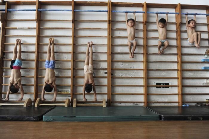 Школа гимнастики в Китае (18 фото)