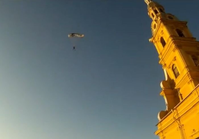 Прыжок парашютиста с Петропавловки в Петербурге (видео)