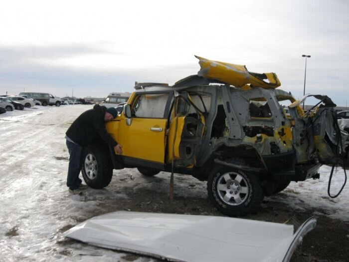 Последствия взрыва баллона с ацетиленом внутри Toyota FJ Cruiser (7 фото)