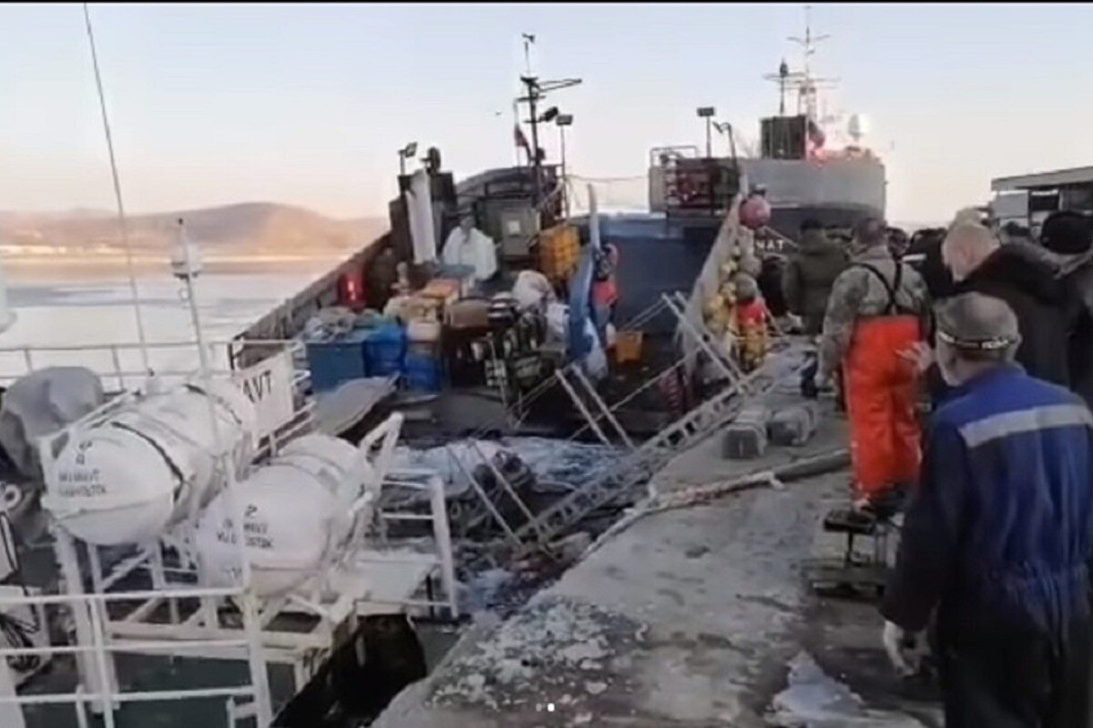 Судно видео. Краболовное судно затонуло у причала порта Зарубино в Приморье. Краболовное судно Акванавт. Судно Акванавт краболовное рыболовное. Затонувшее судно Приморский край.