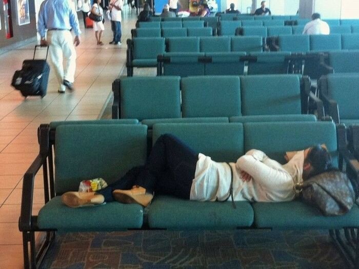 В аэропорте есть масса мест, где можно вздремнуть (17 фото)