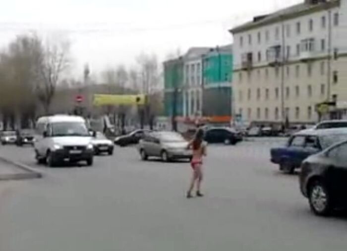 По центральной площади Первоуральска бегала голая девушка (2 видео)