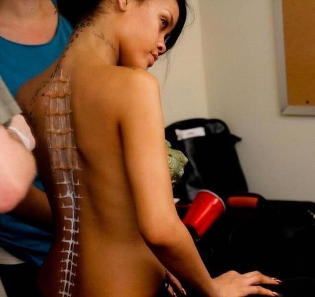 Рианна - бодиарт (7 фото)