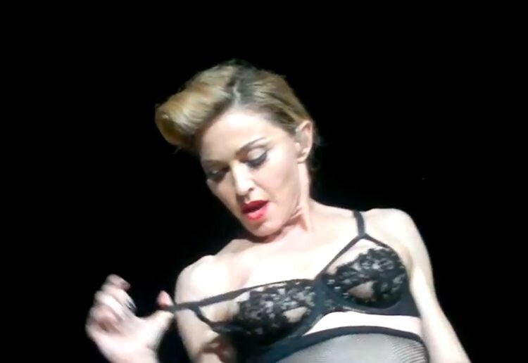 Мадонна показывает грудь (2 фото + видео)