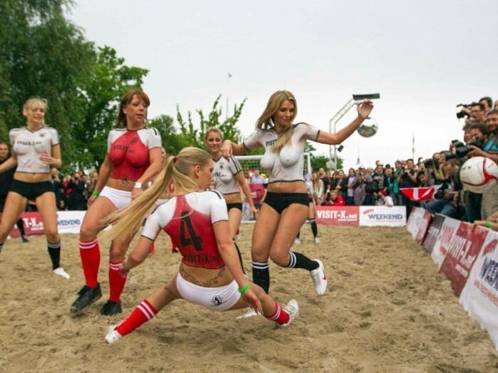 Порно актрисы провели свой футбольный матч Германия-Гана (ФОТО*)
