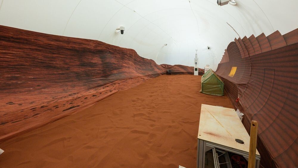 4 добровольца заперли себя в симуляторе Марса: они проведут там год (2 фото)