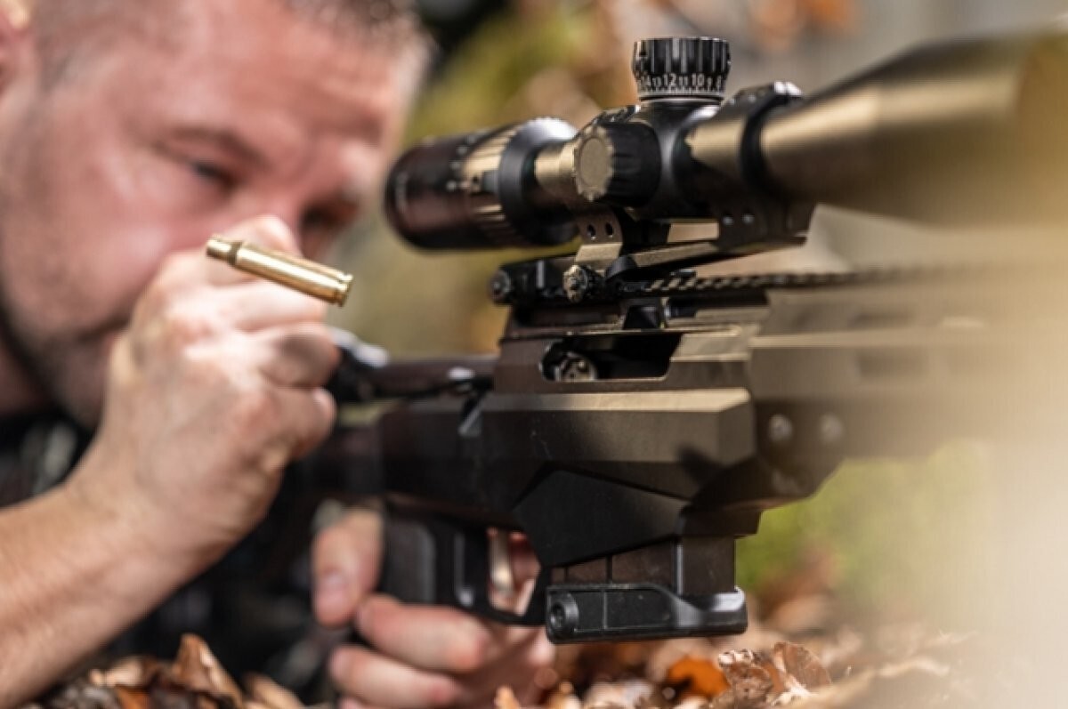 снайперский комплекс уголек. человек с высокоточным оружием. винтовка для практической стрельбы. стрельба артиллерии. Ipsc упражнения.