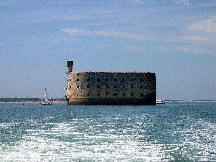 Здание Форта Байяр (Fort Boyard) (20 фото)